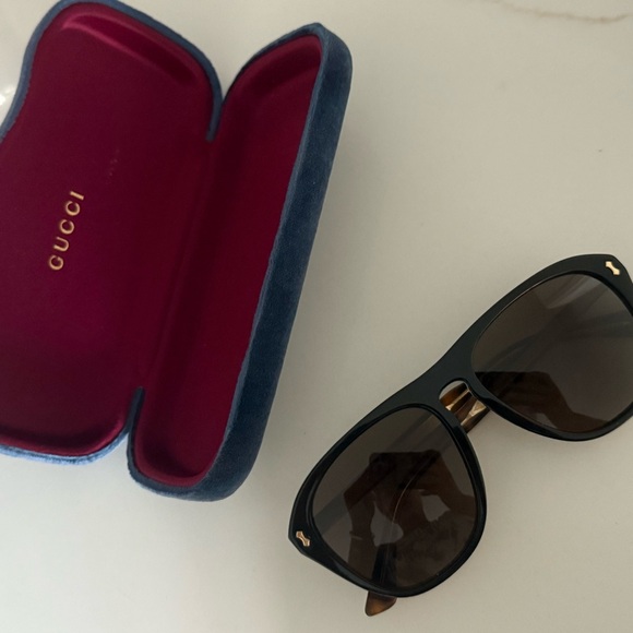 Gucci Classic Black Sunglasses - Picture 1 of 2